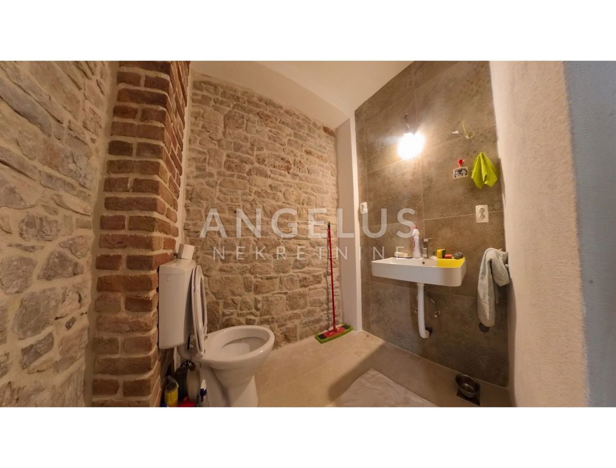 Šolta - kamnita hiša in zemljišče z dovoljenjem, PRODAJA