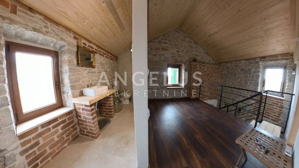 Šolta - kamnita hiša in zemljišče z dovoljenjem, PRODAJA