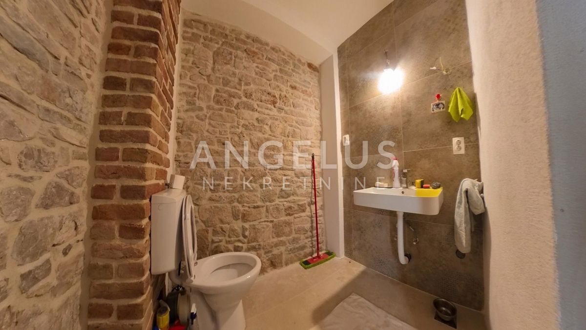 Šolta - kamnita hiša in zemljišče z dovoljenjem, PRODAJA