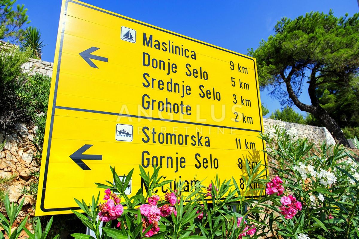 Šolta - kamnita hiša in zemljišče z dovoljenjem, PRODAJA