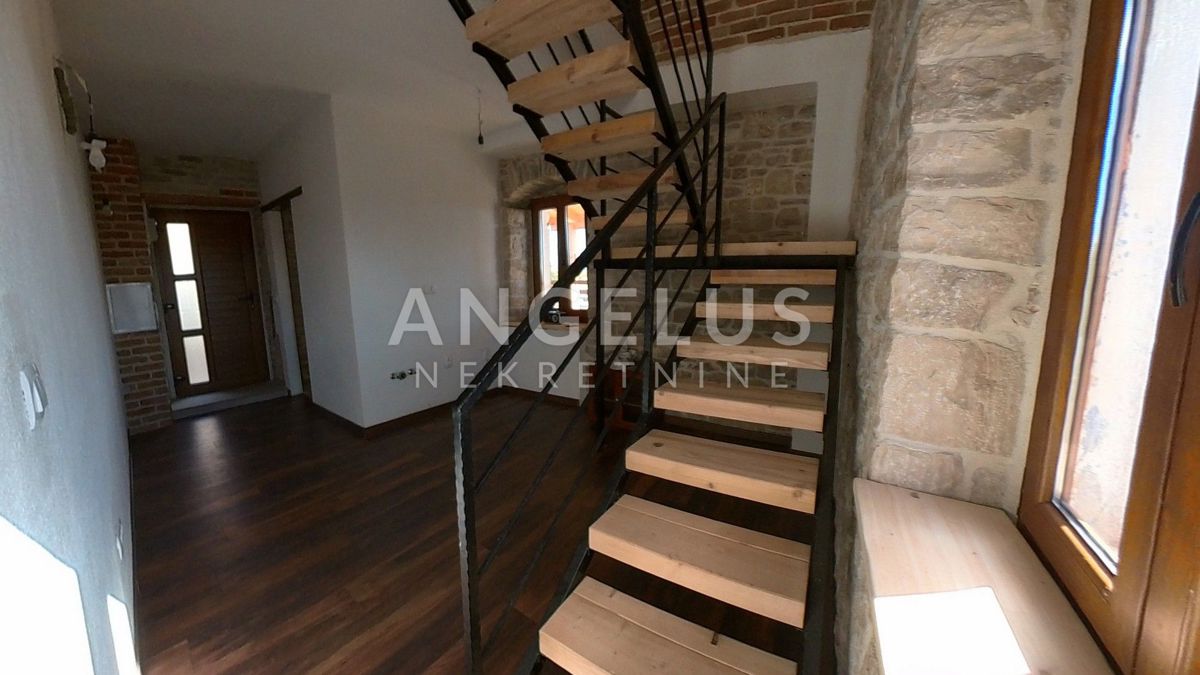 Šolta - kamnita hiša in zemljišče z dovoljenjem, PRODAJA