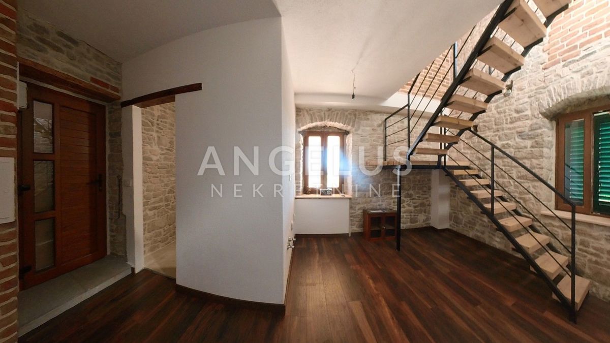 Šolta - kamnita hiša in zemljišče z dovoljenjem, PRODAJA