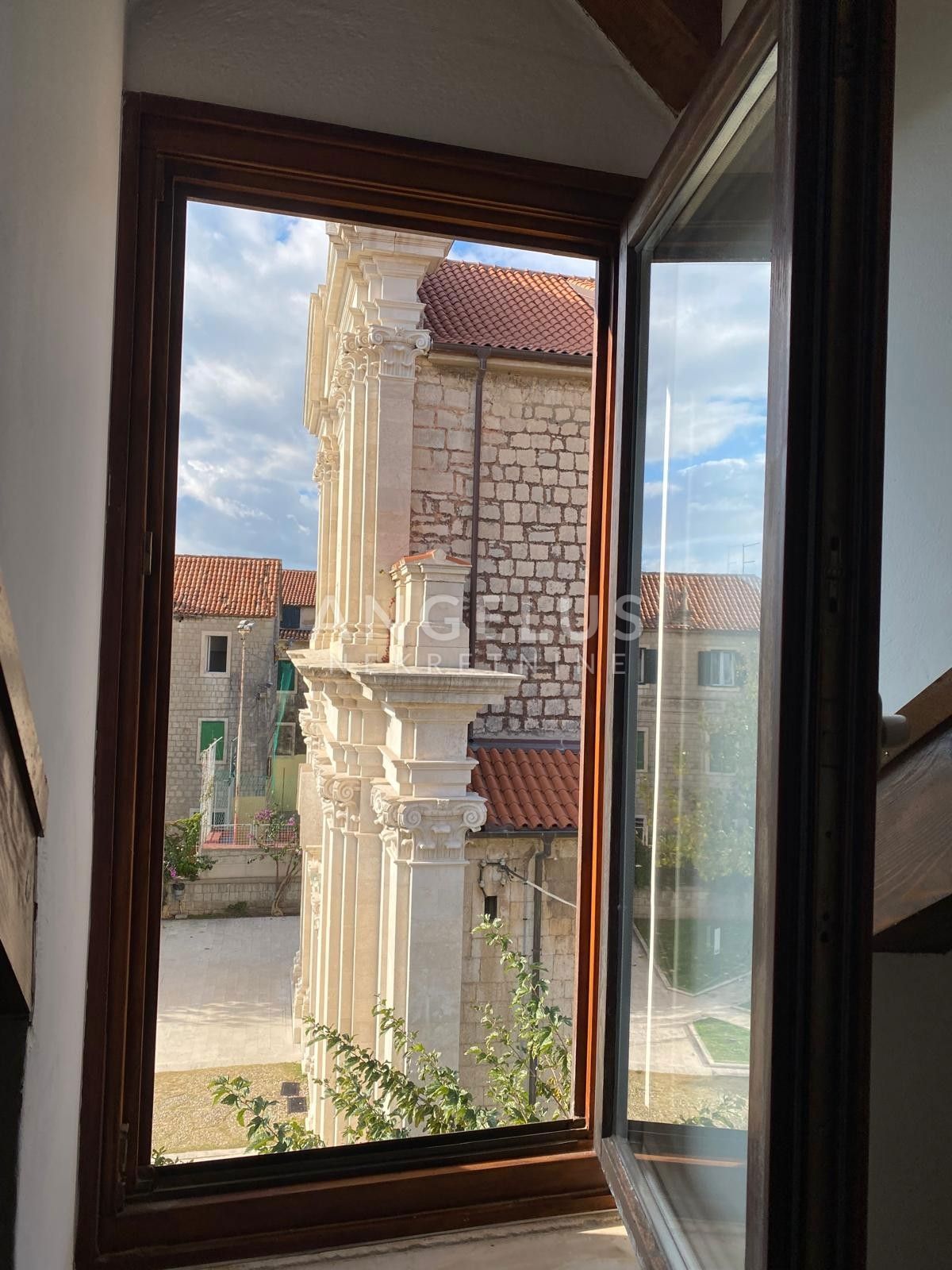 Hrvaška, Mesto Kaštela - Čudovita kamnita hiša 220 m2, 50 m od morja, NAPRODAJ