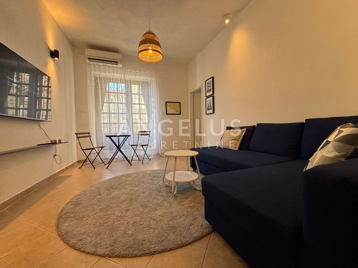 Hrvaška, Mesto Kaštela - Čudovita kamnita hiša 220 m2, 50 m od morja, NAPRODAJ