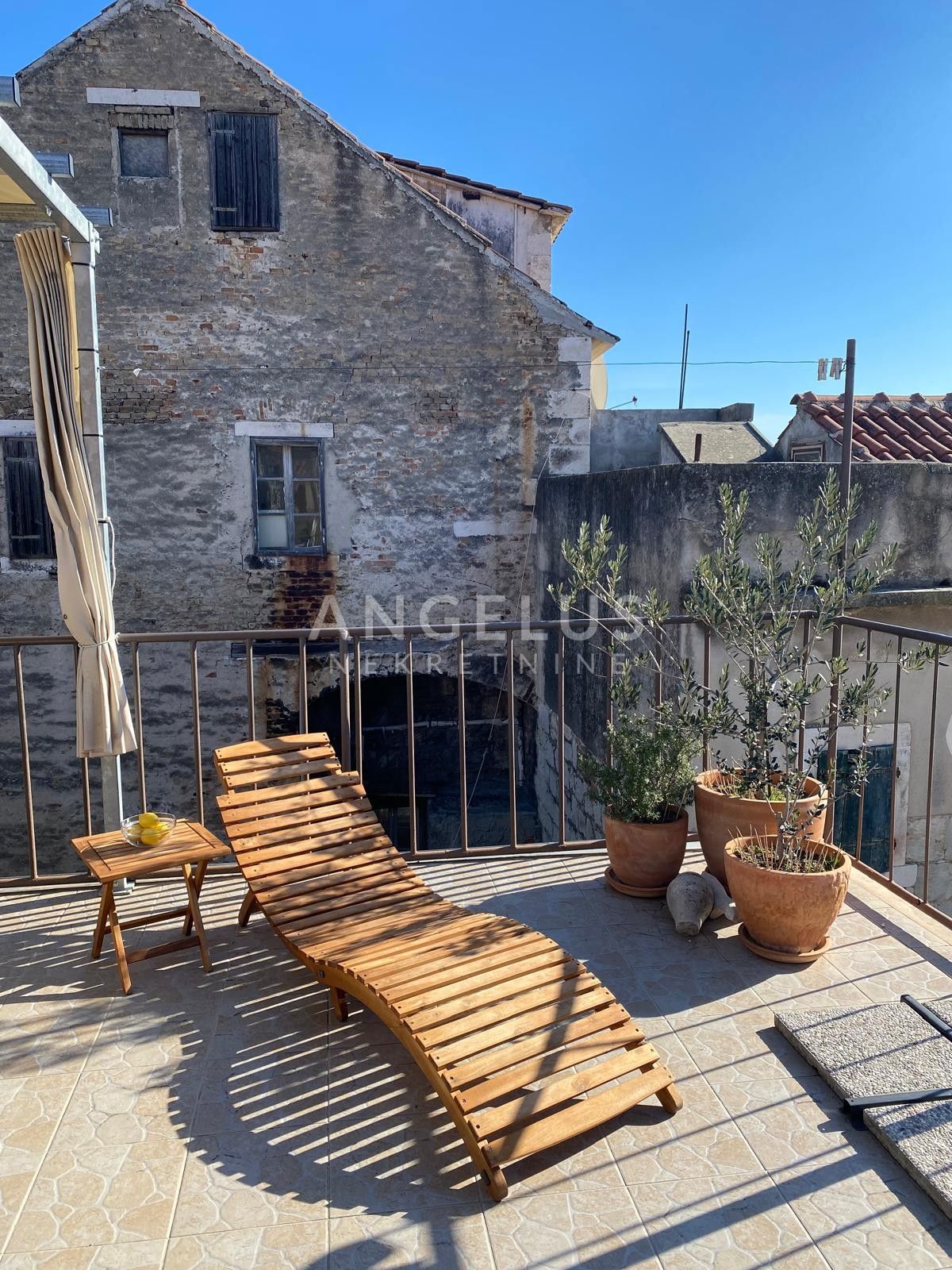 Hrvaška, Mesto Kaštela - Čudovita kamnita hiša 220 m2, 50 m od morja, NAPRODAJ