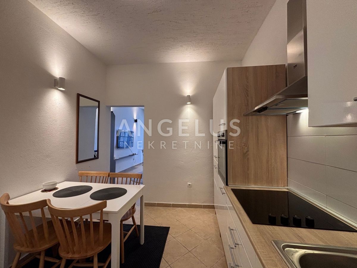 Hrvaška, Mesto Kaštela - Čudovita kamnita hiša 220 m2, 50 m od morja, NAPRODAJ