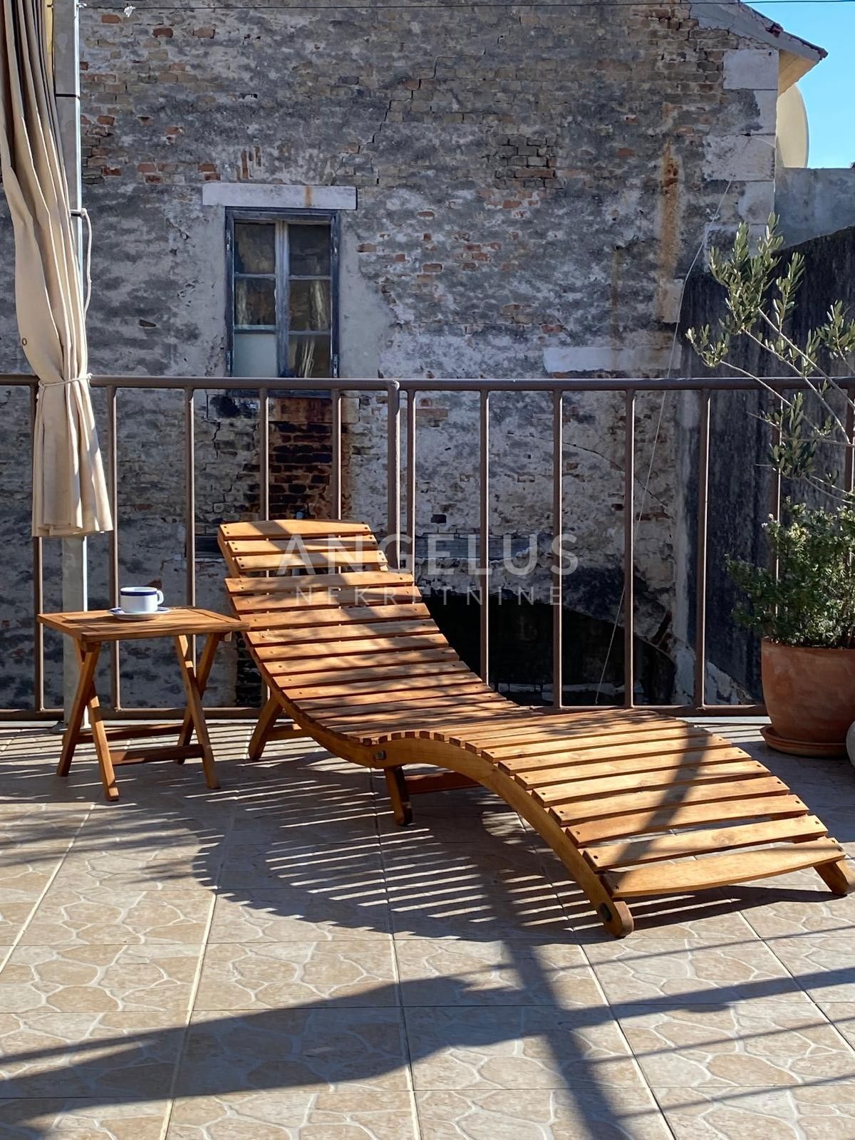 Hrvaška, Mesto Kaštela - Čudovita kamnita hiša 220 m2, 50 m od morja, NAPRODAJ