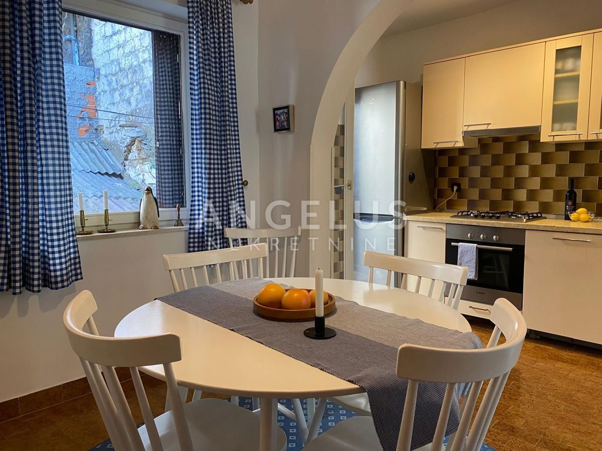 Hrvaška, Mesto Kaštela - Čudovita kamnita hiša 220 m2, 50 m od morja, NAPRODAJ