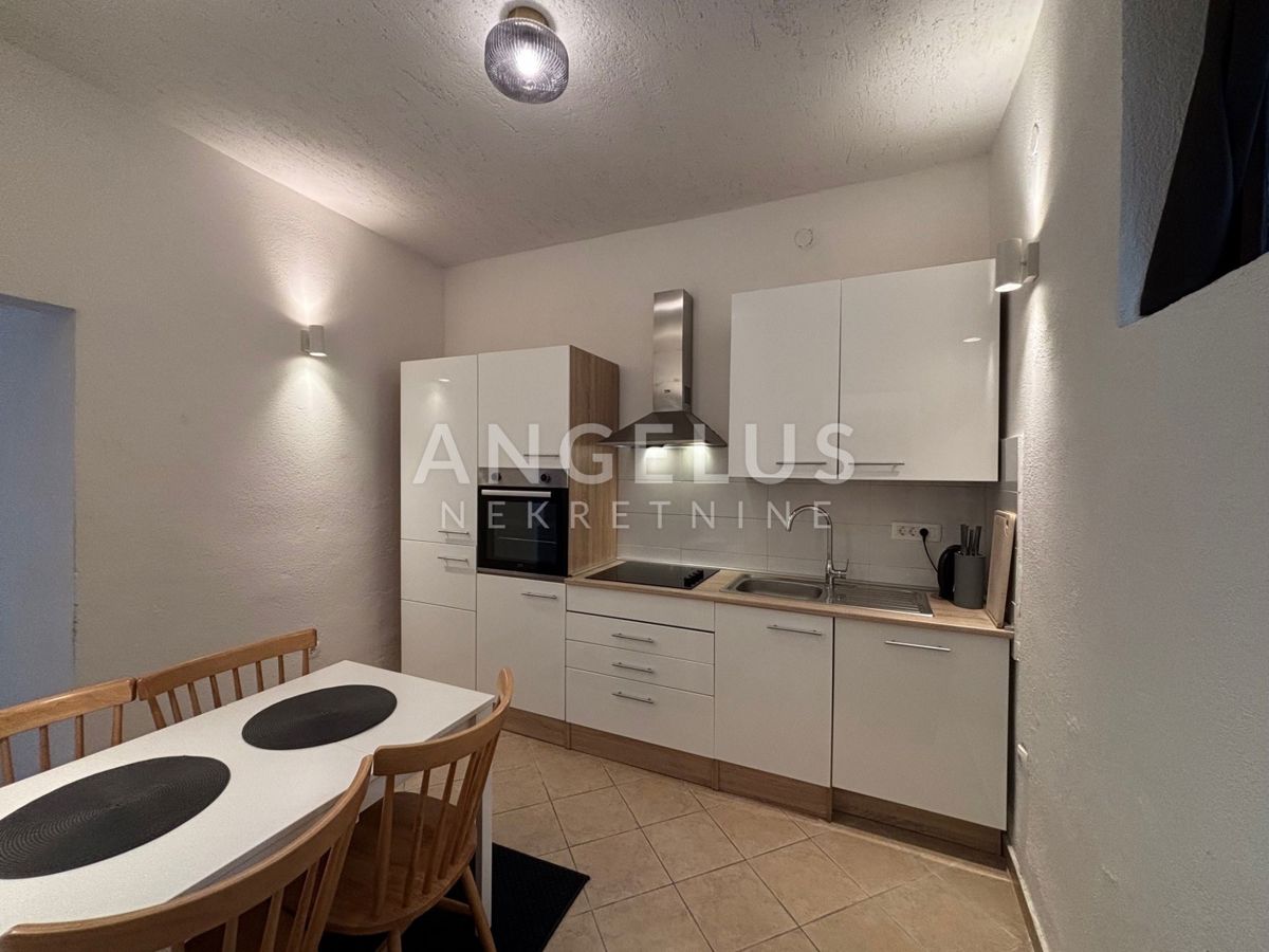 Hrvaška, Mesto Kaštela - Čudovita kamnita hiša 220 m2, 50 m od morja, NAPRODAJ