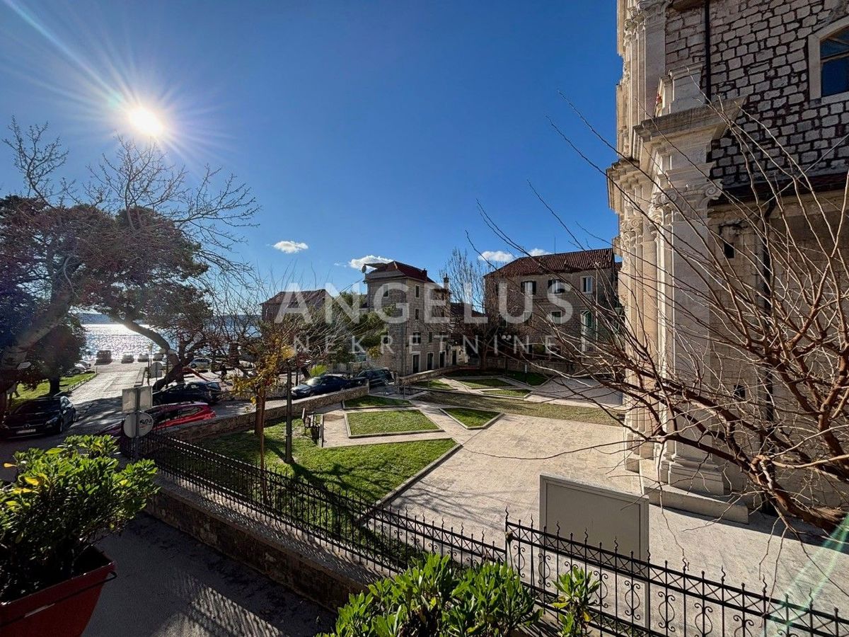 Hrvaška, Mesto Kaštela - Čudovita kamnita hiša 220 m2, 50 m od morja, NAPRODAJ