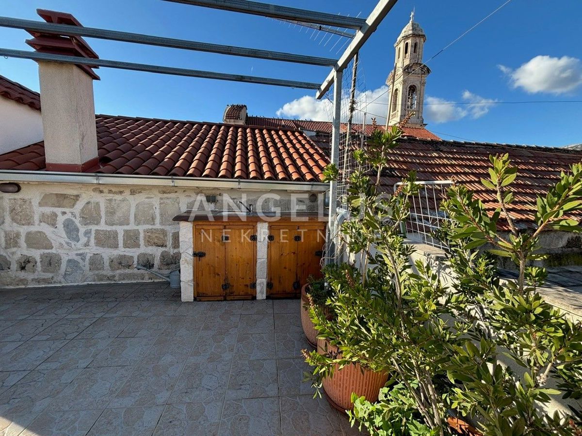 Hrvaška, Mesto Kaštela - Čudovita kamnita hiša 220 m2, 50 m od morja, NAPRODAJ