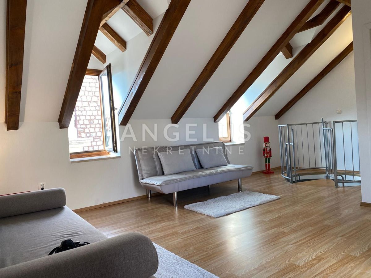 Hrvaška, Mesto Kaštela - Čudovita kamnita hiša 220 m2, 50 m od morja, NAPRODAJ