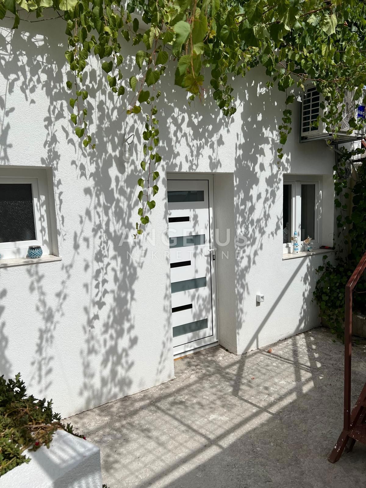 Slatine - hiša in stanovanje NAPRODAJ