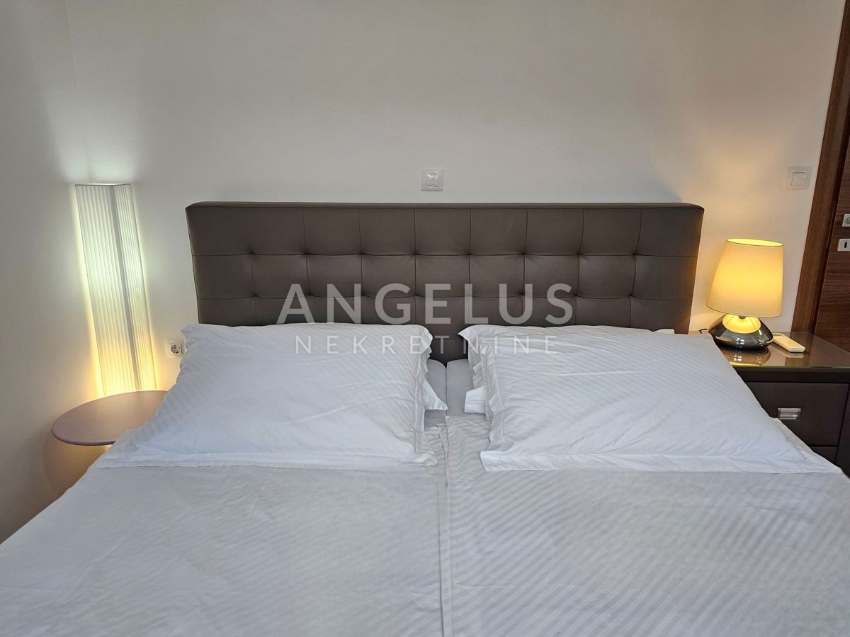 Podstrana Strožanac - dvosobno stanovanje s tremi spalnicami, 2 parkirni mesti