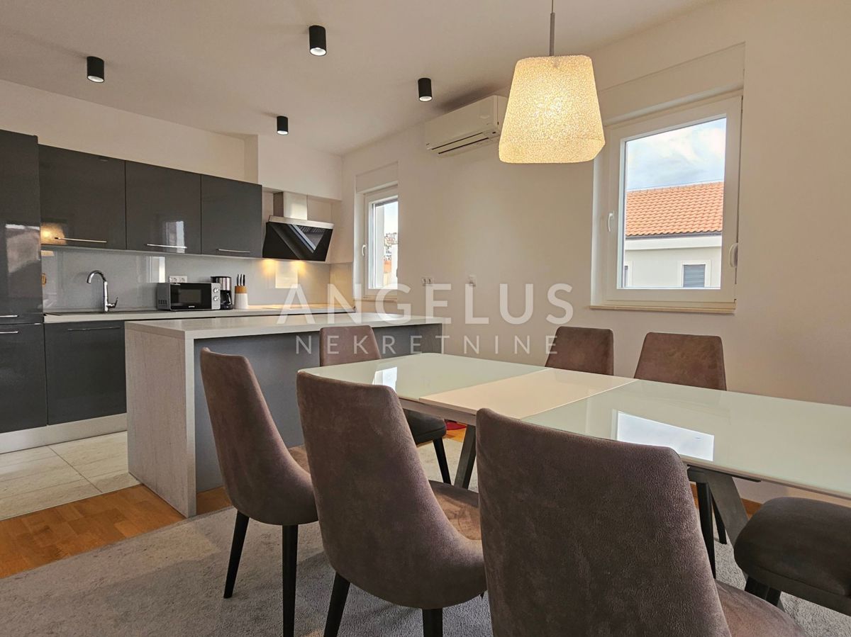 Podstrana Strožanac - dvosobno stanovanje s tremi spalnicami, 2 parkirni mesti