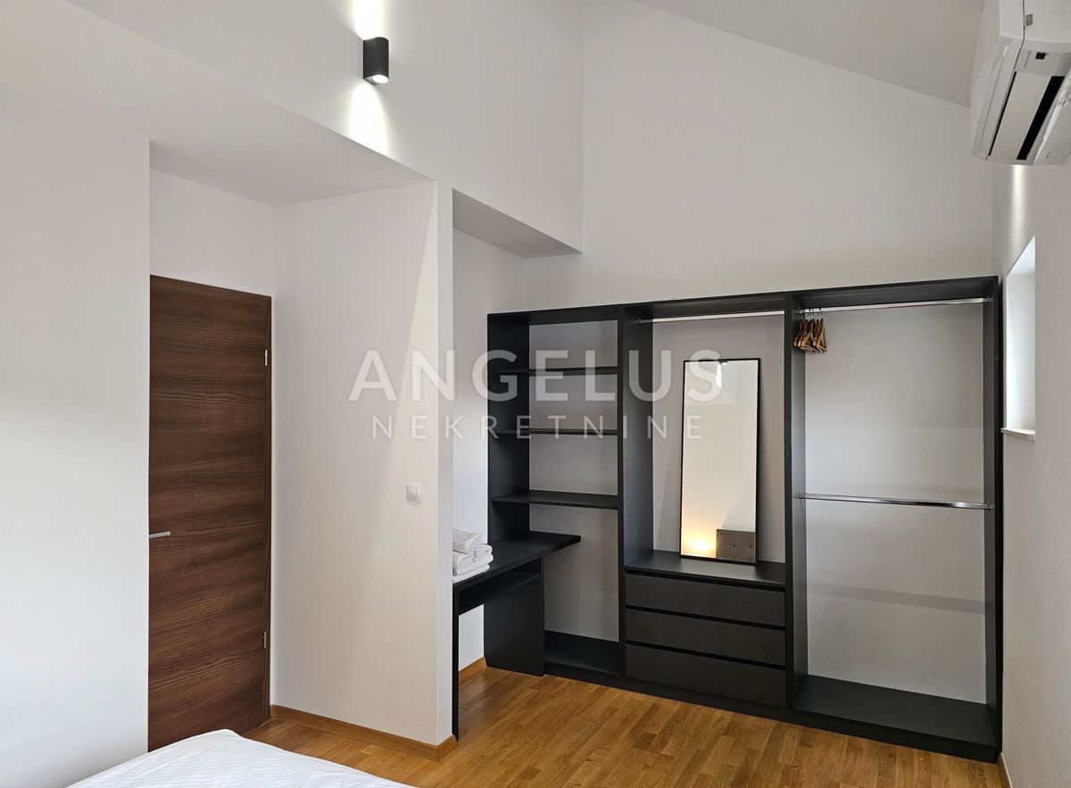 Podstrana Strožanac - dvosobno stanovanje s tremi spalnicami, 2 parkirni mesti