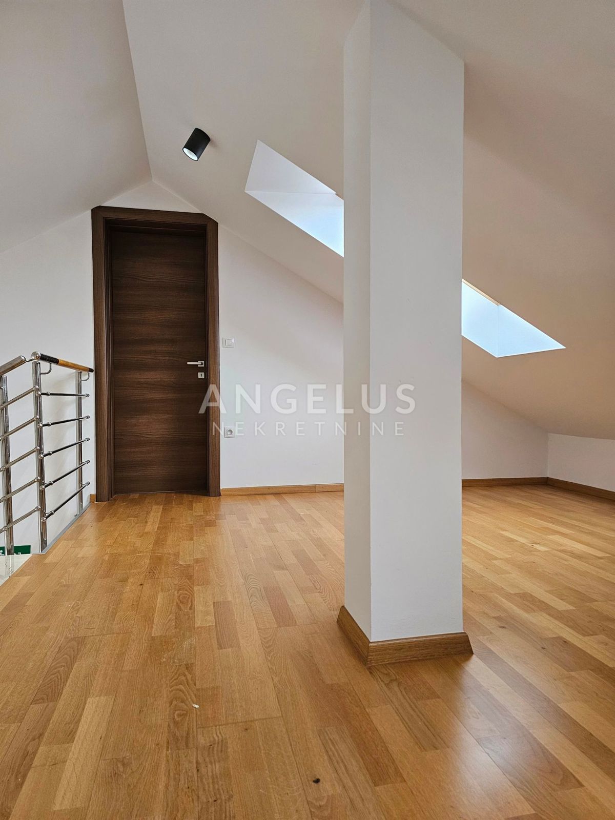 Podstrana Strožanac - dvosobno stanovanje s tremi spalnicami, 2 parkirni mesti