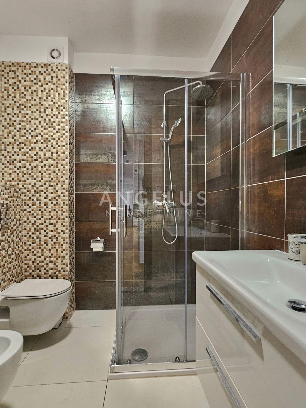 Podstrana Strožanac - dvosobno stanovanje s tremi spalnicami, 2 parkirni mesti