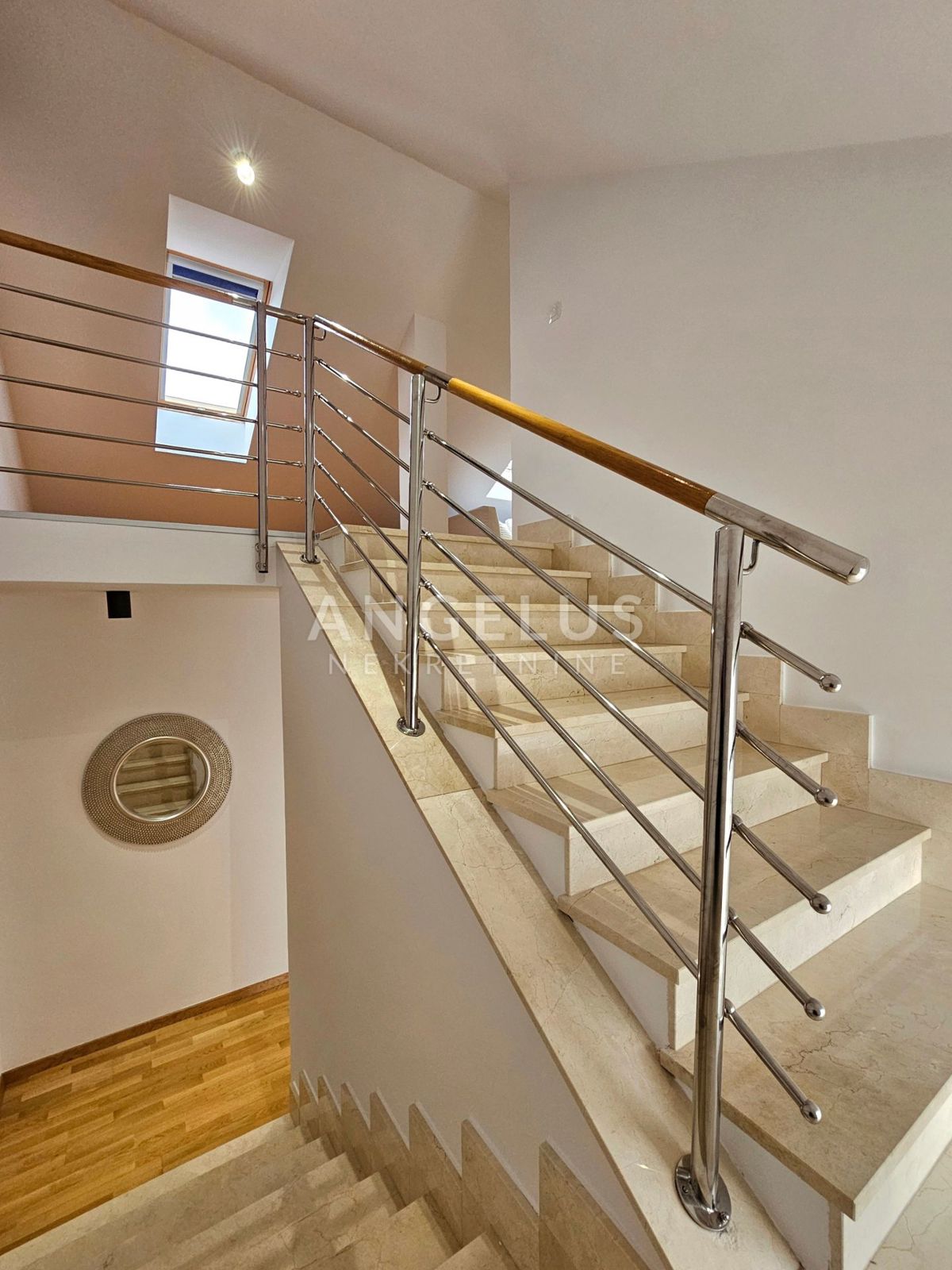 Podstrana Strožanac - dvosobno stanovanje s tremi spalnicami, 2 parkirni mesti