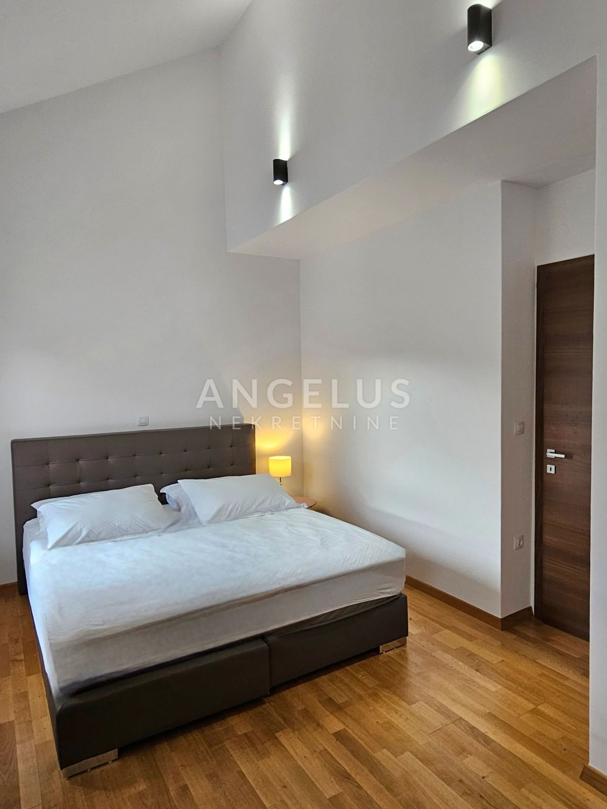 Podstrana Strožanac - dvosobno stanovanje s tremi spalnicami, 2 parkirni mesti