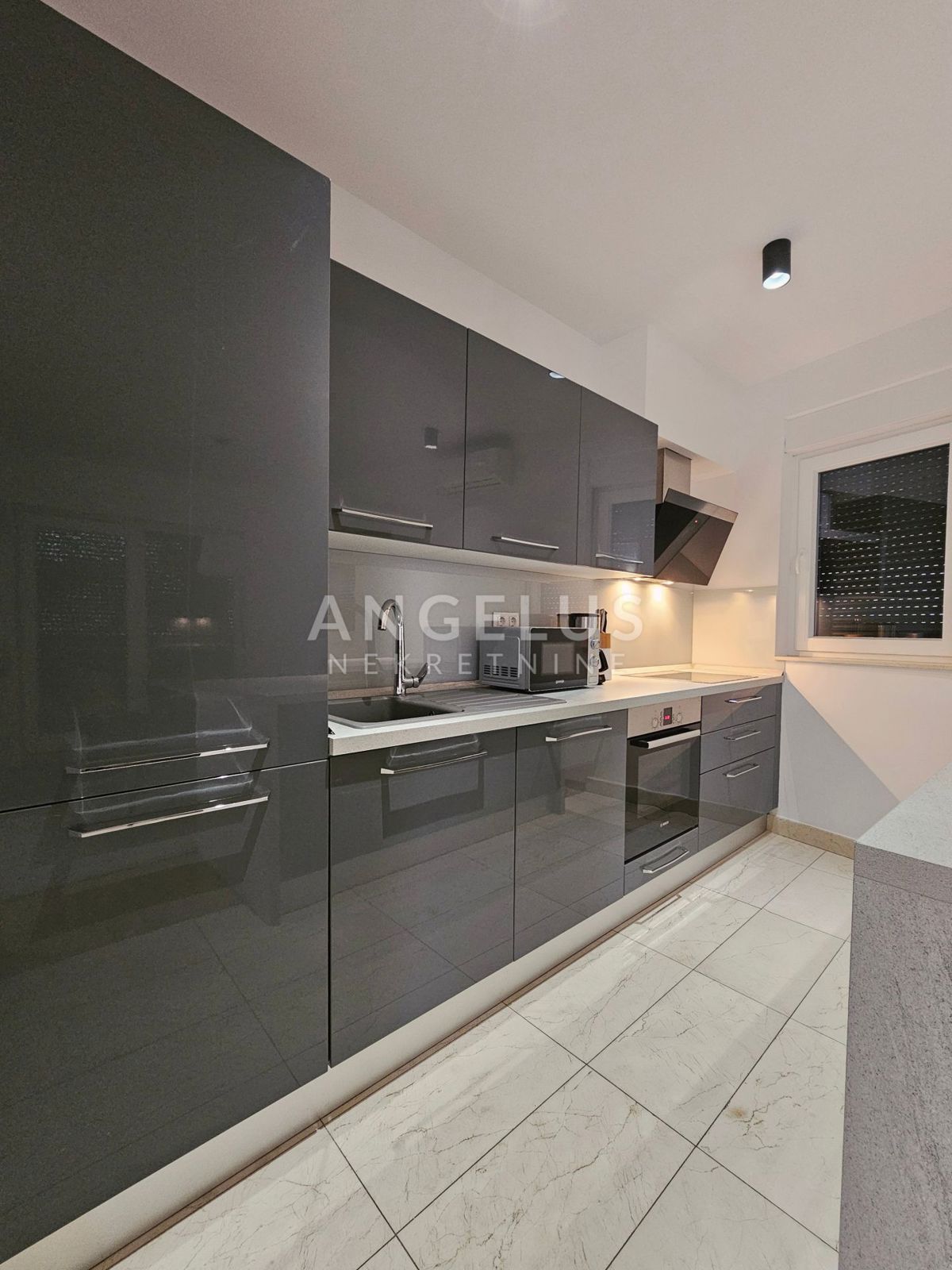 Podstrana Strožanac - dvosobno stanovanje s tremi spalnicami, 2 parkirni mesti