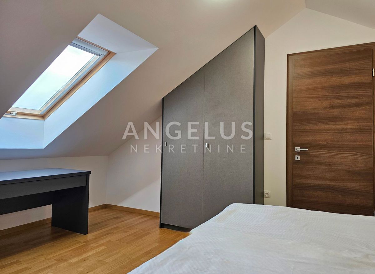 Podstrana Strožanac - dvosobno stanovanje s tremi spalnicami, 2 parkirni mesti