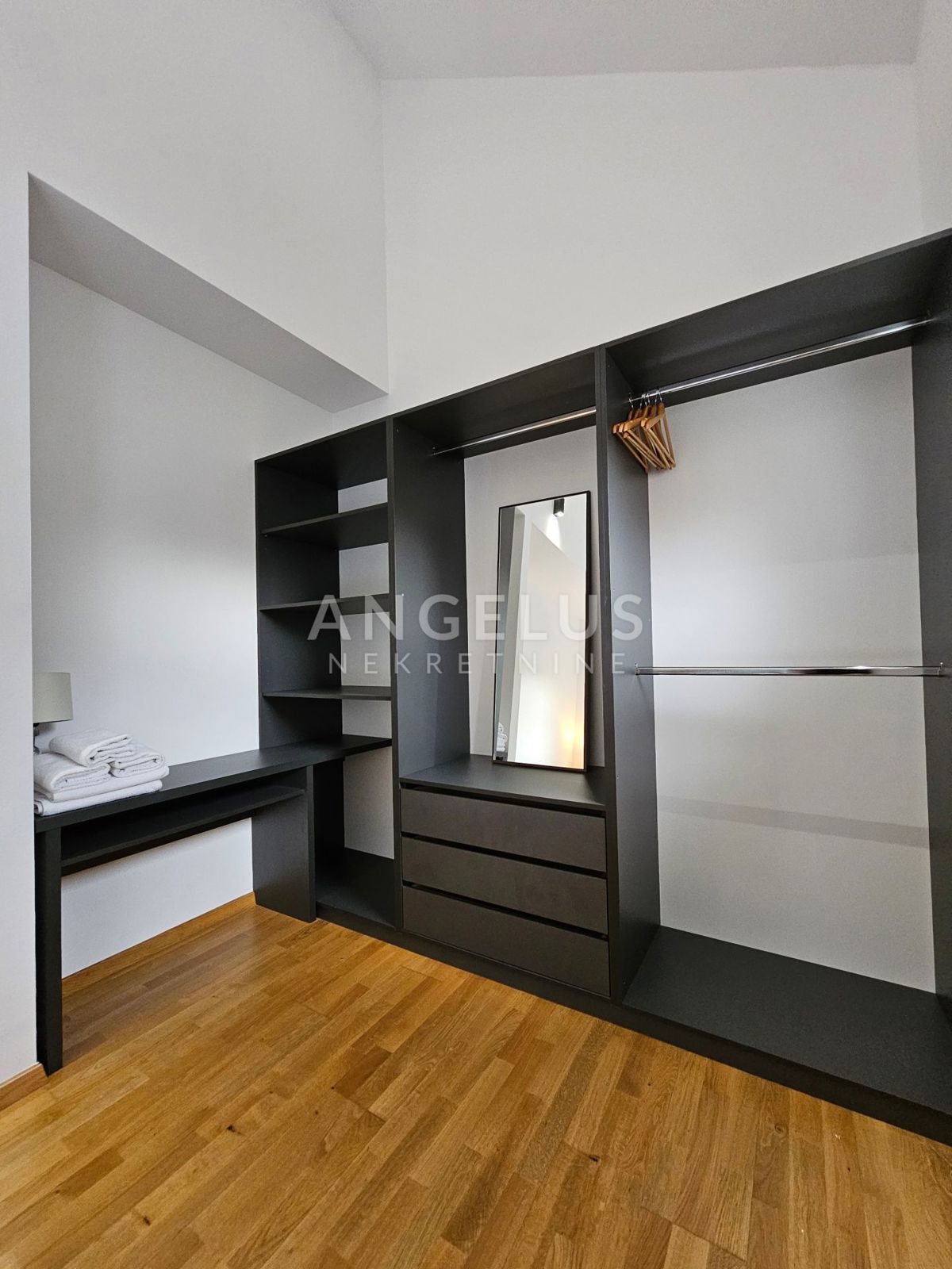 Podstrana Strožanac - dvosobno stanovanje s tremi spalnicami, 2 parkirni mesti