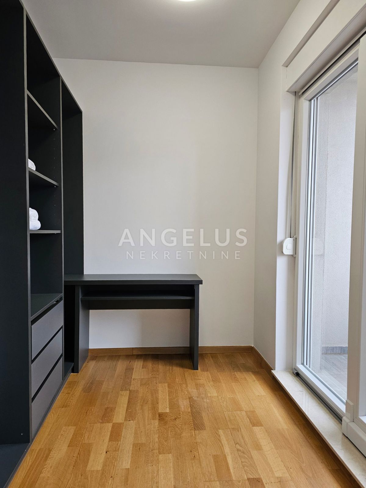 Podstrana Strožanac - dvosobno stanovanje s tremi spalnicami, 2 parkirni mesti