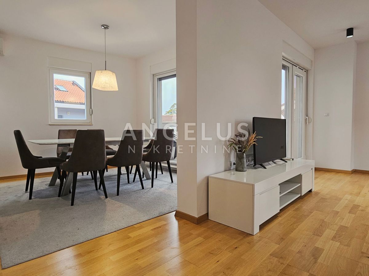 Podstrana Strožanac - dvosobno stanovanje s tremi spalnicami, 2 parkirni mesti