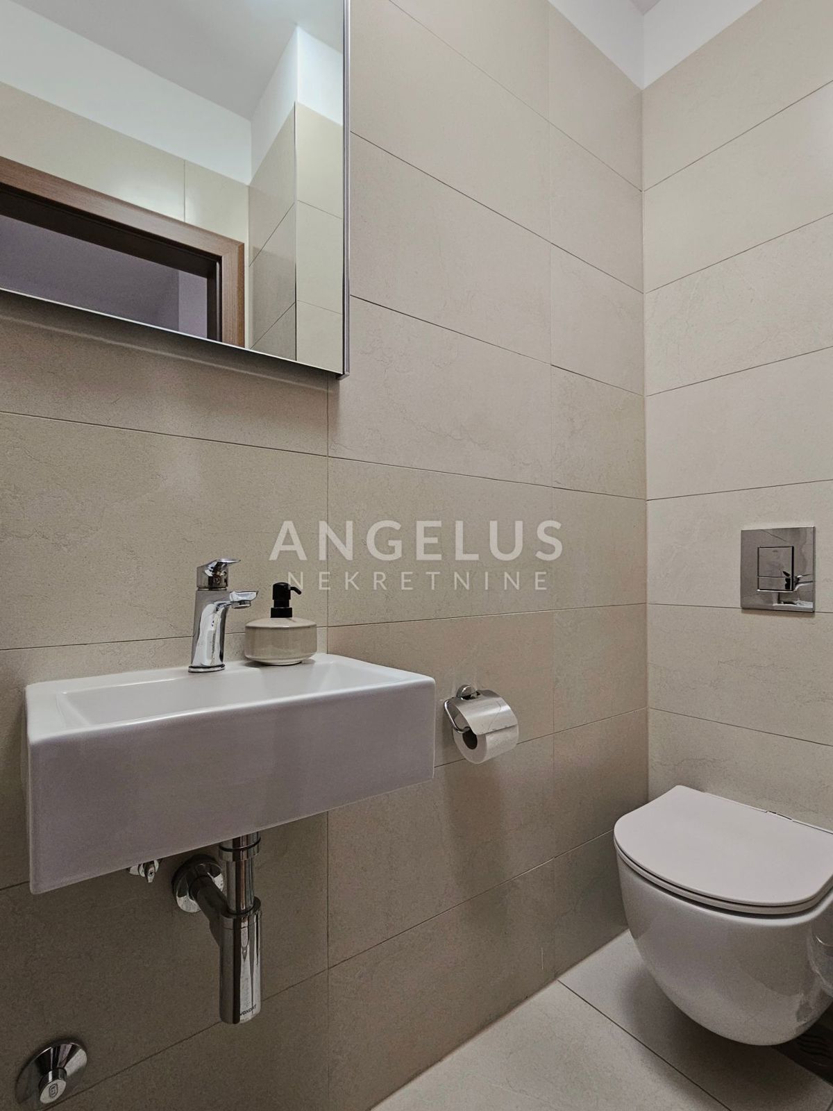 Podstrana Strožanac - dvosobno stanovanje s tremi spalnicami, 2 parkirni mesti