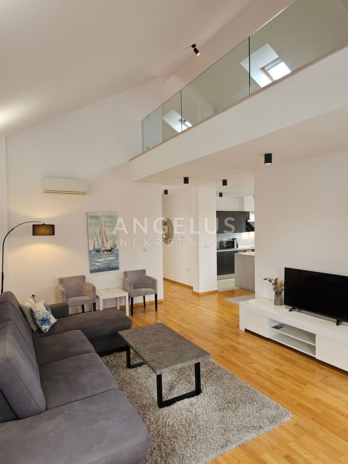 Podstrana Strožanac - dvosobno stanovanje s tremi spalnicami, 2 parkirni mesti