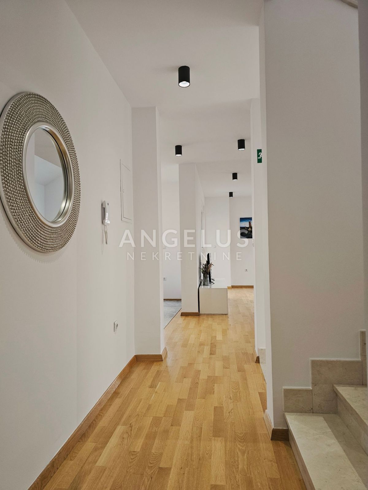 Podstrana Strožanac - dvosobno stanovanje s tremi spalnicami, 2 parkirni mesti