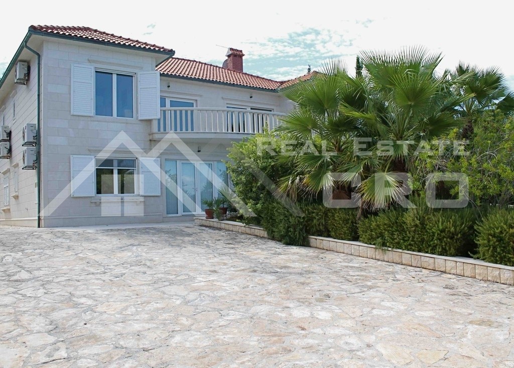 Luksuzna vila z bazenom v prvi vrsti do morja za prodajo, otok Brač