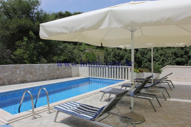 VILA S BAZENOM